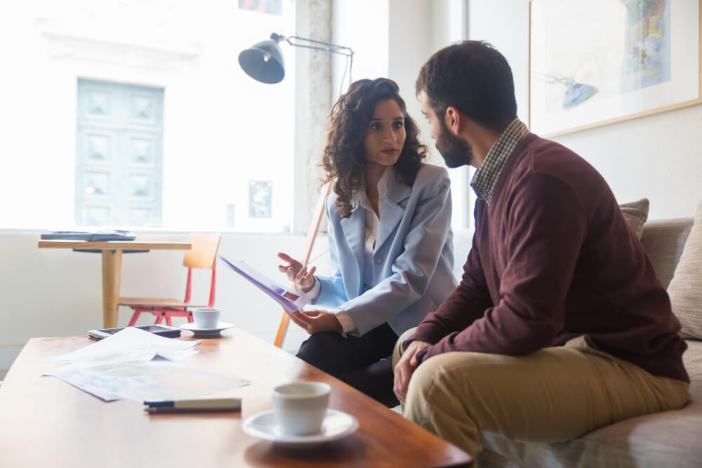 Une courtière d'Avenir Courtage Solutions explique les clauses d'un contrat de prévoyance pour un micro-entrepreneur lors d'un audit de protection sociale gratuit.