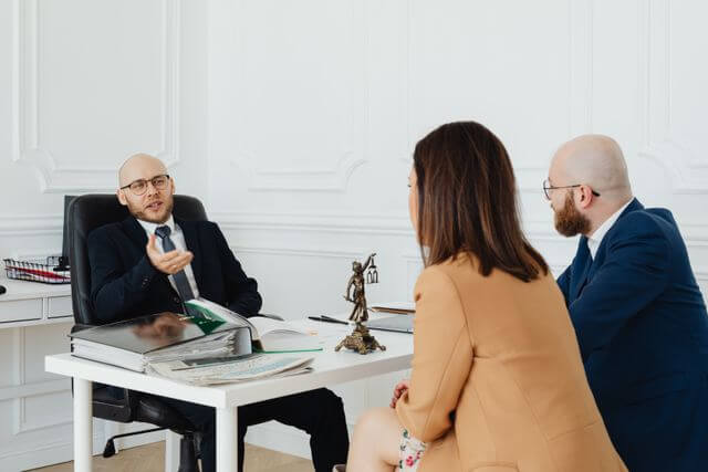 Un courtier explique à ses clients la fiscalité de la transmission de patrimoine.